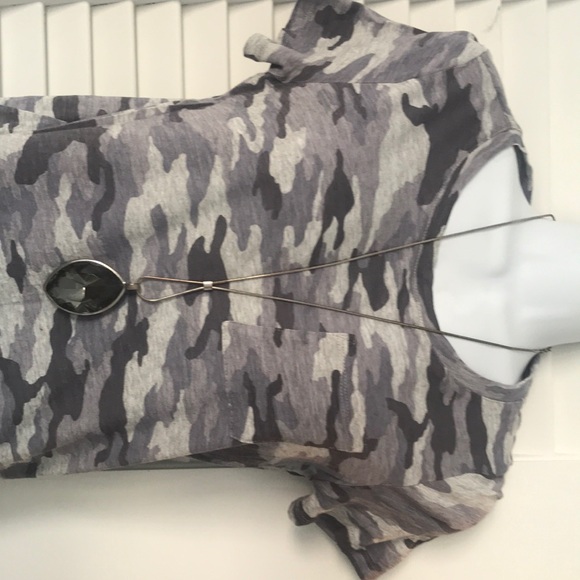 Vince Camuto camo print tee - Picture 4 of 6